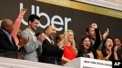 Dara Khosrowshahi, CEO de Uber, tercero desde la izquierda, asiste a la apertura de la sesión de la Bolsa de Valores de Nueva York el viernes, 10 de mayo de 2019.