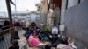 Solicitantes de asilo acampan cerca de la entrada peatonal del puerto de entrada de San Isidro, que une Tijuana, México, con San Diego, el jueves 1 de junio de 2023. 