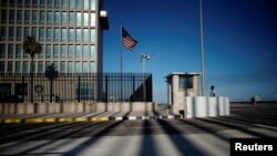 Un guardia de seguridad custodia las instalaciones de la embajada de Estados Unidos en La Habana, en marzo de 2019.