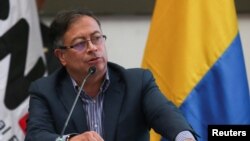 El presidente electo, Gustavo Petro, recibe sus cartas credenciales del Consejo Nacional Electoral de Colombia, en Bogotá.