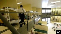 Ningún agente resultó lesionado y los cuatro policías de Tacoma que dispararon han sido dados suspendidos temporalmente como lo establecen las normas cuando policías están involucrados en tiroteos.