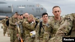 El personal militar de la 82 División Aerotransportada y el 18 Cuerpo Aerotransportado abordan un avión de transporte C-17 en Fort Bragg, Carolina del Norte con destino a Europa del Este, el 3 de febrero de 2022.
