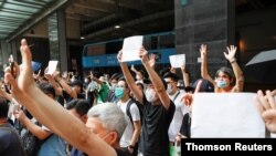 Manifestantes muestran folios en blanco en protesta contra las nuevas medidas chinas que coartan la libertad de expresión en Hong Kong, durante una protesta celebrada el 3 de julio.