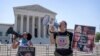 Manifestantes antiaborto frente a la Corte Suprema el jueves 13 de junio de 2024 en Washington. El pleno de la CSJ preservó por unanimidad el acceso a un medicamento que se usó en casi dos tercios de todos los abortos en Estados Unidos el año pasado.