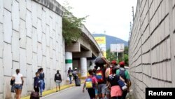 Migrantes venezolanos caminan hacia la frontera entre Venezuela y Colombia durante el brote de la enfermedad del coronavirus, en San Cristóbal, Venezuela, el 12 de octubre de 2020.