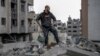 Un palestino inspecciona los escombros de un edificio, después de que fuera destruido en un ataque israelí la noche anterior, en el barrio Rimal de la ciudad de Gaza el 16 de marzo de 2024, en medio de batallas en curso entre Israel y el movimiento palestino Hamas.
