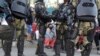 Familiares de reclusos esperan noticias afuera de la penitenciaría del Litoral en Guayaquil, Ecuador, el jueves 30 de septiembre de 2021.
