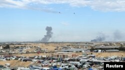 Khan Younis, en medio del conflicto en curso entre Israel y el grupo islamista palestino Hamás, visto desde un campamento que alberga a palestinos desplazados en Rafah, al sur de la Franja de Gaza, el 14 de febrero de 2024.