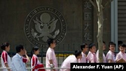 中国学生在美国驻华使馆前排队申请到美国留学的签证。 （2012年2月5日）