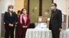 Presidenta interina de Bolivia Jeanine Añez, recibe donativo del Gobierno de Estados Unidos. [Foto cortesía Gobierno de Bolivia]