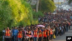 Migrantes salen de Tapachula, México, con la esperanza de llegar a la frontera norte del país y finalmente a Estados Unidos, el martes 5 de noviembre de 2024. (AP Foto/Moises Castillo).