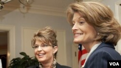 La senadora Lisa Murkowski a la derecha en la foto, derrotó al favorito de la ex gobernadora de Alaska, Sarah Palin.