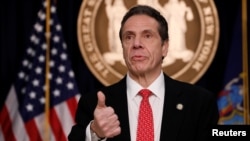 El gobernador de Nueva York, Andrew Cuomo, anunció que toda la fuerza laboral del estado debe quedarse en casa por la pandemia de coronavirus.