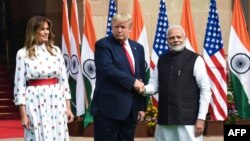 El primer ministro indio, Narandra Modi, (derecha) saluda al presidente de EE.UU., Donald Trump, y la primera dama Melania Trump en Nueva Delhi el martes, 25 de febrero de 2020.
