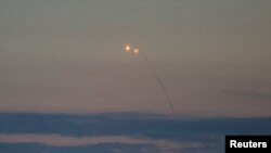 Un dron ruso estalla en el aire impactado por las defensas aéreas ucranianas sobre Kiev el 20 de junio de 2023.