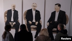ARCHIVO - Una obra de arte que representa a los presidentes de EEUU, Donald Trump; de Rusia, Vladimir Putin y de China, Xi Jinping, en una exposición llamada "Yalta 2.0"en el parque Livadia en Yalta, Crimea, el 8 de febrero de 2025.