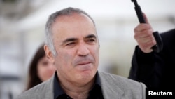 El ex campeón mundial de ajedrez Garry Kasparov plantea captado durante el 72º Festival de Cine de Cannes, en Francia, el 18 de mayo de 2019. 