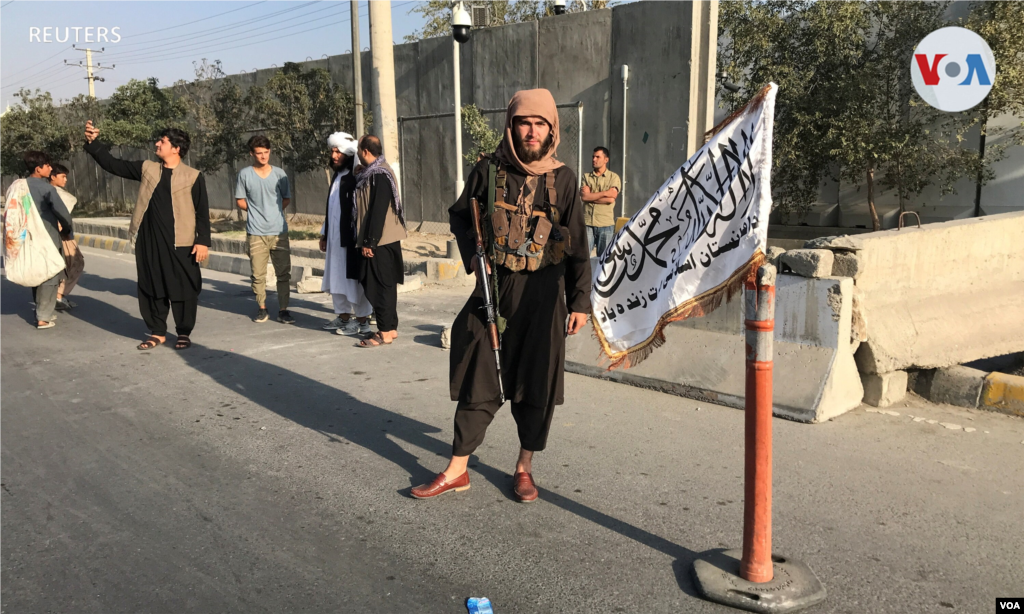 Los funcionarios talibanes buscaron tranquilizar a la gente mientras celebraban sus r&#225;pidos logros. 