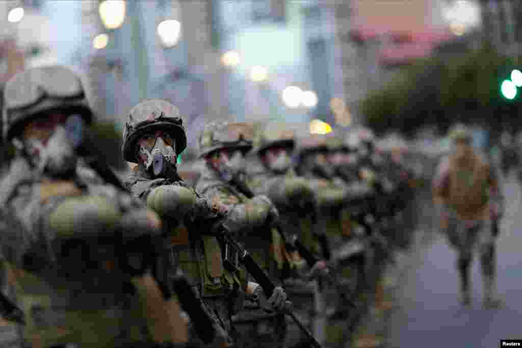 Las fuerzas de la policía militar y el personal del Ejército fueron desplegadas antes de iniciar la jornada electoral en La Paz, Bolivia.
