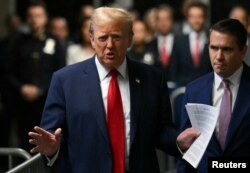 El expresidente estadounidense Donald Trump, con el abogado Todd Blanche (derecha), habla con la prensa a su llegada a su juicio por supuestamente encubrir pagos de silencio relacionados con relaciones extramatrimoniales, Nueva York, el 16 de mayo de 2024.