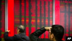 中国政府要求养老金和共同基金增加对国内股票的投资，以帮助低迷的A股市场摆脱困境，试图通过确保股价上涨。(美联社：2018年10月31日)