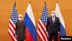 La subsecretaria de Estado de Estados Unidos, Wendy Sherman, y el viceministro de Relaciones Exteriores de Rusia, Sergei Ryabkov, asisten a conversaciones de seguridad en la Misión de Estados Unidos en Ginebra, Suiza, el 10 de enero de 2022.