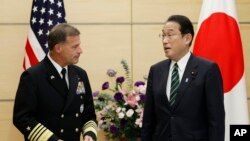 美军印太司令部司令约翰·阿奎利诺（John Aquilino）2021年11月拜会日本首相岸田文雄。（美联社）
