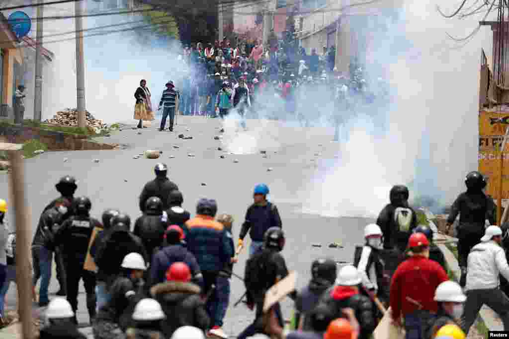 También se han registrado numerosos disturbios en las calles de La Paz (Bolivia) donde cientos de seguidores y opositores de Evo Morales se han enfrentado.