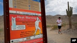 ARCHIVO - Un caminante termina temprano su rutina matutina en South Mountain Preserve para adelantarse a las altas temperaturas, el 11 de julio de 2019, en Phoenix.