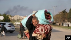 Palestinos que huyen de la ofensiva israelí en Khan Younis llegan a Gaza, en la Franja de Gaza, el 14 de febrero de 2024.