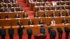 新任中国官员在北京人大会堂人大会议期间举行宣誓后向国家主席习近平和其他领导人鞠躬敬礼。（2018年3月19日）