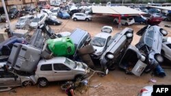 Vehículos arrastrados por las apilados en una calle de Paiporta, en el área de Valencia, España, después de históricas inundaciones, el 31 de octubre de 2024.