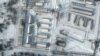 Esta imagen satelital muestra un primer plano de vehículos blindados de transporte de personal y camiones en las instalaciones de almacenamiento de Klimovo en Rusia, 13 kilómetros al norte de la frontera entre Rusia y Ucrania, el 19 de enero de 2022.