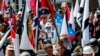 Manifestantes supremacistas blancos entran en Lee Park rodeados de contramanifestantes en Charlottesville, Virginia, el 12 de agosto de 2017.