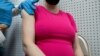 Una mujer embarazada recibe una vacuna contra el COVID-19 en Skippack Pharmacy en Schwenksville, Pensilvania, EE. UU., 11 de febrero de 2021.