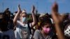 Manifestantes antigubernamentales protestan contra la escasez y los altos precios de los alimentos en el monumento a Máximo Gómez en La Habana, Cuba, el 11 de julio de 2021. 