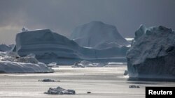 ARCHIVO: Se ven icebergs en la bahía Disko cerca de Ilulissat, Groenlandia, el 14 de septiembre de 2021. REUTERS/Hannibal Hanschke/Foto de archivo