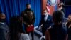 El portavoz del Pentágono, John Kirby, centro derecha, habla con los reporteros al salir de una sesión informativa en el Pentágono en Washington, el miércoles 25 de agosto de 2021.