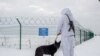 Un guardia fronterizo ucraniano patrulla a lo largo de la frontera con Rusia, a unos 40 kilómetros de la ciudad ucraniana de Kharkiv, el 16 de febrero de 2022.