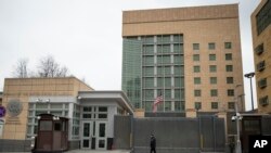 ARCHIVO En esta foto tomada el martes 20 de abril de 2021, un agente de seguridad patrulla la embajada de Estados Unidos en Moscú, Rusia. 