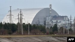 Se observa la cúpula protectora gigante, construida sobre el cuarto reactor que fuera destruido en la planta de energía nuclear de Chernóbil, Ucrania, el 13 de abril de 2021.