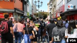 Ciudadanos caminan en una calle en San José, Costa Rica. [Foto: VOA / Houston Castillo]