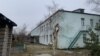 Una vista exterior muestra un jardín de infantes, que según los oficiales militares de Ucrania fue dañado por los bombardeos, en Stanytsia Luhanska, en la región de Lugansk, Ucrania, en esta foto del folleto publicada el 17 de febrero de 2022.