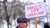 Un hombre sostiene una pancarta durante una protesta contra las acciones de Rusia en Ucrania, en la embajada rusa en Estocolmo, el 23 de febrero de 2022.