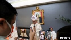 Foto de archivo de abril de 2020 del cardenal Baltazar Porras durante una misa de Pascua en una iglesia cerrada. Caracas, Venezuela.