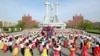 朝鲜半岛中央通讯社（KCNA）在2017年4月25日提供的照片显示，朝鲜建军节期间，人们在广场上跳舞。