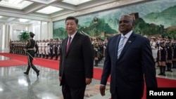 2018年8月31日，在北京人民大会堂举行的欢迎仪式上，中国国家主席习近平和博茨瓦纳总统莫克维斯基·马西西检阅中国人民解放军仪仗队。