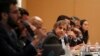 ARCHIVO - La periodista mexicana Carmen Aristegui escucha a un colega durante una conferencia de prensa en Ciudad de México, el lunes 19 de junio de 2017. Un organismo de control de Internet descubrió que periodistas mexicanos fueron blanco de software espía.