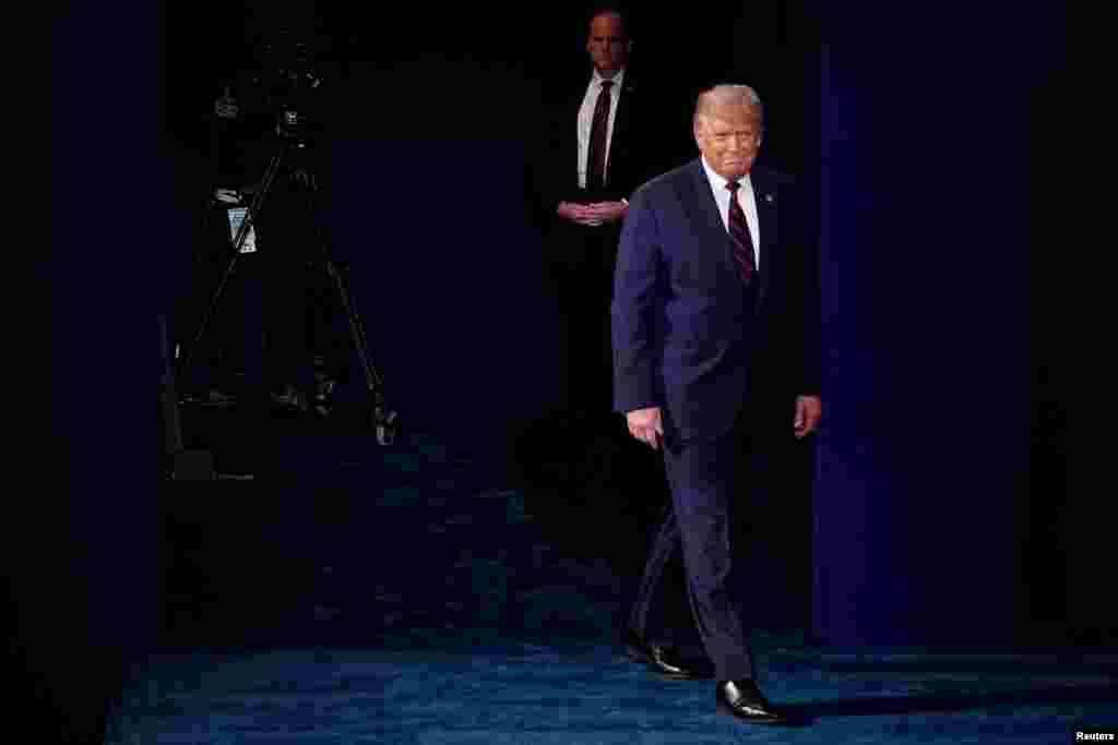 El presidente Donald Trump entra al escenario del primer debate de la campaña presidencial de 2020 en la Universidad Case Western Reserve en Cleveland, Ohio, el 29 de septiembre de 2020.