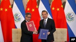萨尔瓦多外交部长卡斯塔内达与中国外长王毅签署两国建交文件（2018年8月21号 资料照）